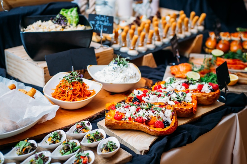 Bufet hotelowy pod kontrolą - jak połączyć świeżość, estetykę i optymalizację food costu
